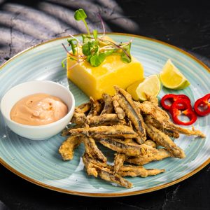 Gavros prajit cu mamaliga si usturoi 250g/200g